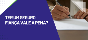 Banner com o texto “Ter um seguro fiança vale a pena?” ao lado de pessoa assinando documento, representando a decisão sobre seguro fiança vale a pena.